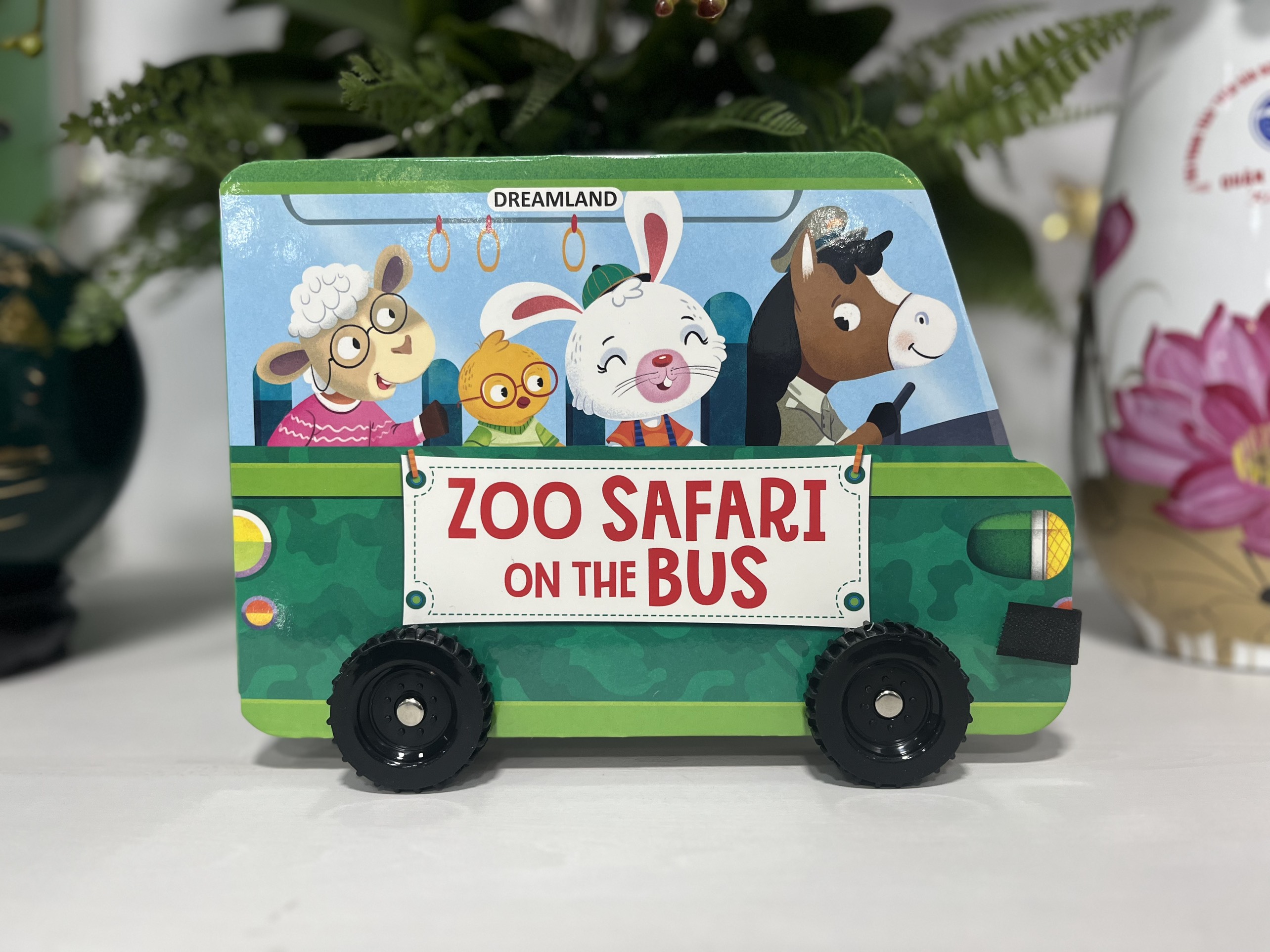 Zoo Safari On The Bus - A Shaped Board Book With Wheels (Vườn Thú Safari Trên Xe Buýt)